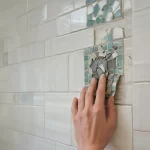 La Guía Definitiva para la Reparación de Azulejos Rotos en la Pared del Baño: Una Solución Paso a Paso para Brillar Nuevamente